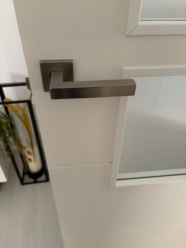 Tiradores y bisagras puerta