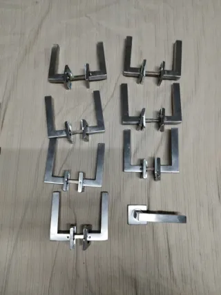 Lote de Tiradores y bisagras puerta