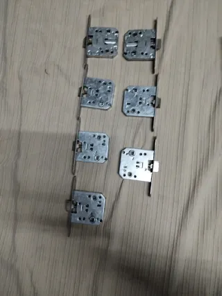 Lote de Tiradores y bisagras puerta