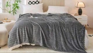 Manta gris 2,00 *2'30, a estrenar suave.