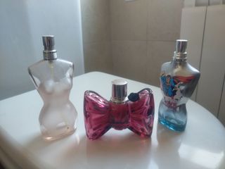 Bottiglie di profumo vuote