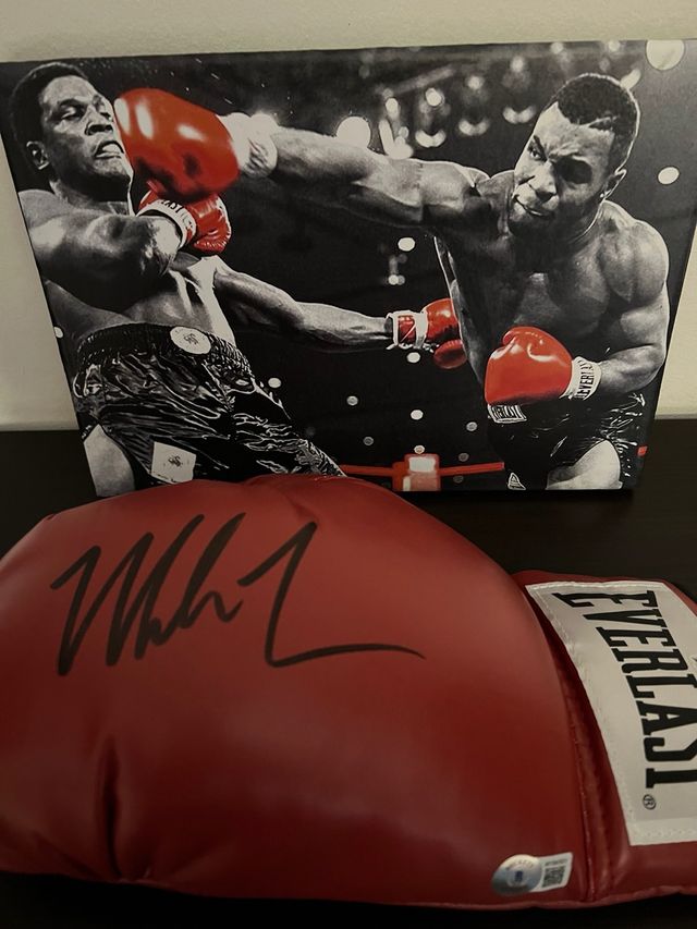 Mike tyson guantone autografato piu quadr