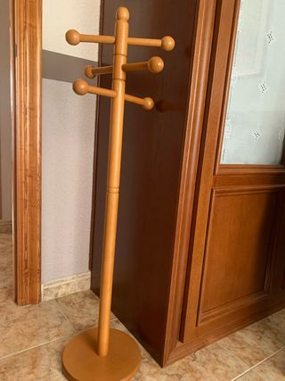 Percha de pie de madera