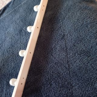 Percha blanca madera 56 cm.