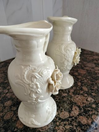 Pareja de jarrones con relieve vintage