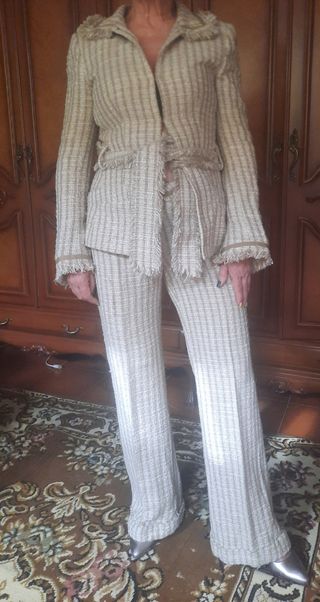 Pantalón y chaqueta beige