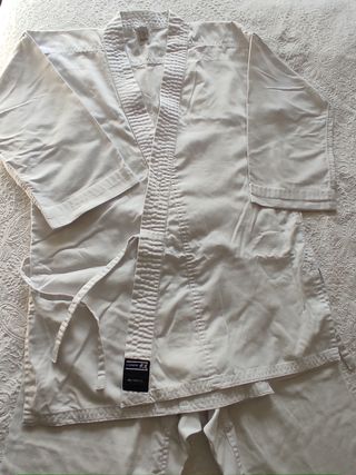 Kimono karate con dos cinturones 