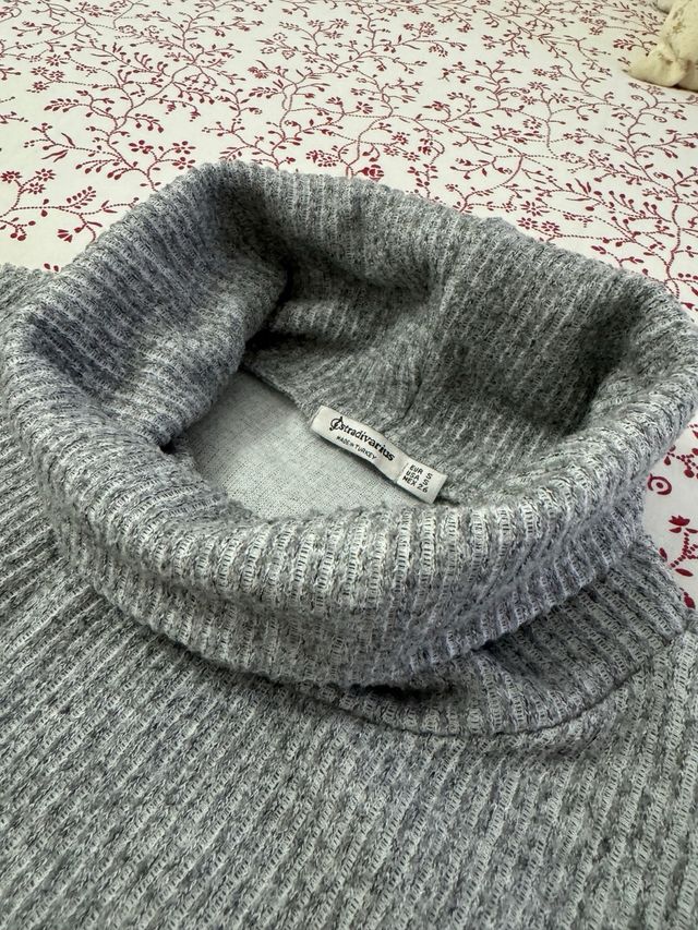 Suéter/ Jersey gris Stradivarius