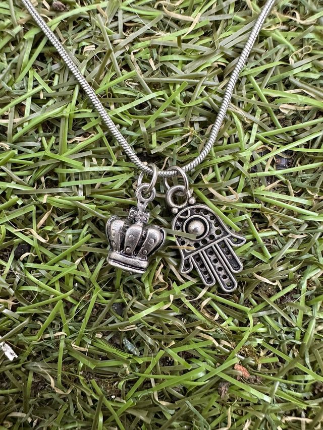 Fio prateado de malha com coroa e hamsá com fecho