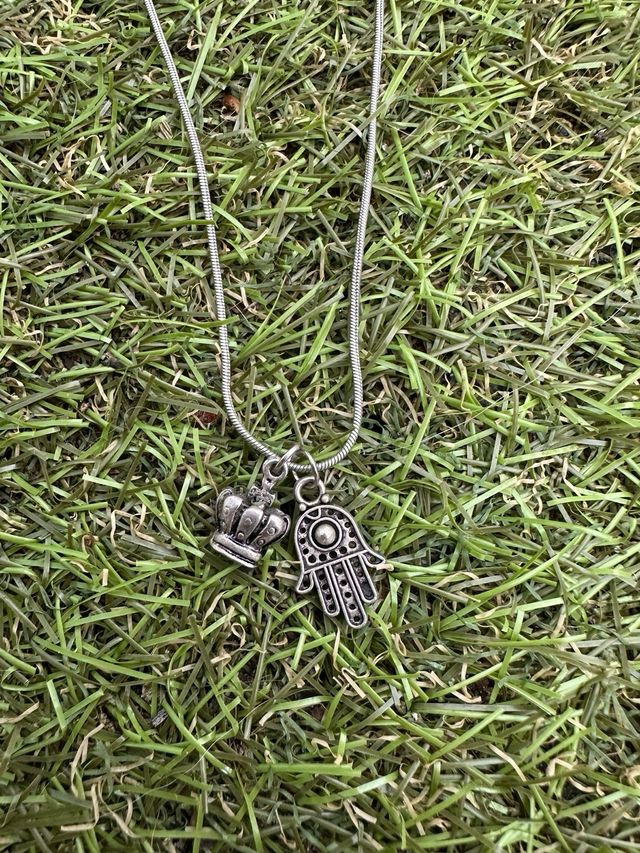 Fio prateado de malha com coroa e hamsá com fecho