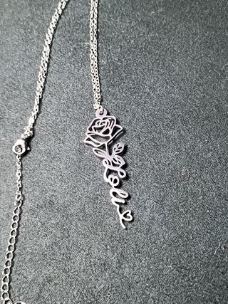 Colgante con forma de rosa con nombre de  LOLI