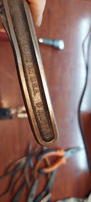 Llave ajustable y alicate