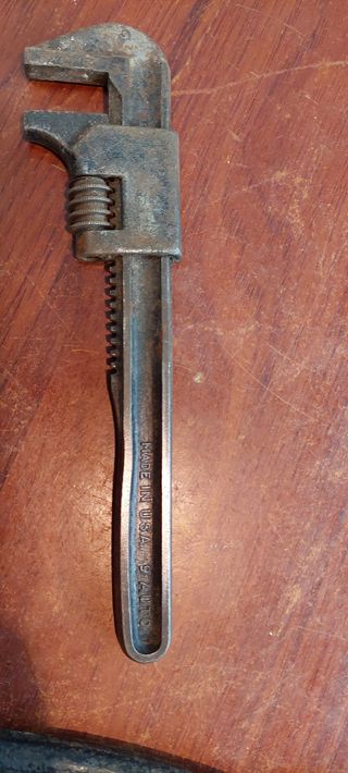 Llave ajustable y alicate