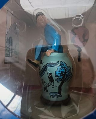 FIGURA TINTÍN EN EL JARRON. LIBRO EL LOTO AZUL
