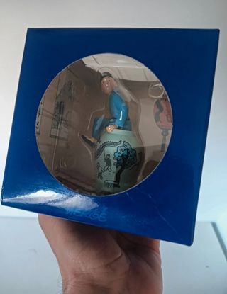 FIGURA TINTÍN EN EL JARRON. LIBRO EL LOTO AZUL