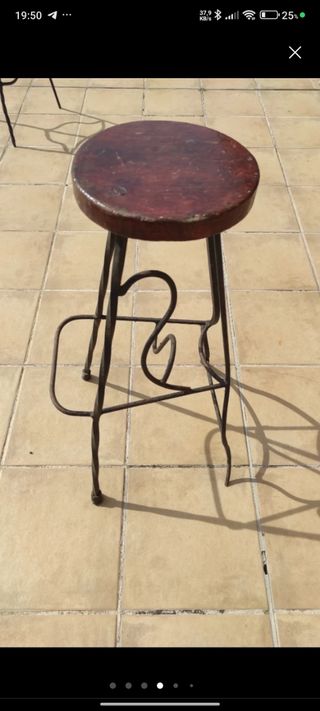 Mesa y taburetes forjados a mano