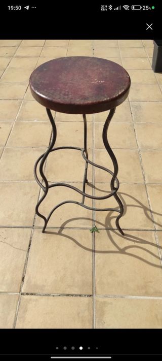 Mesa y taburetes forjados a mano