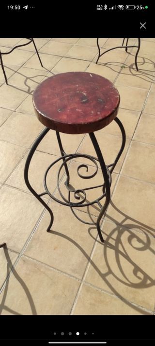 Mesa y taburetes forjados a mano