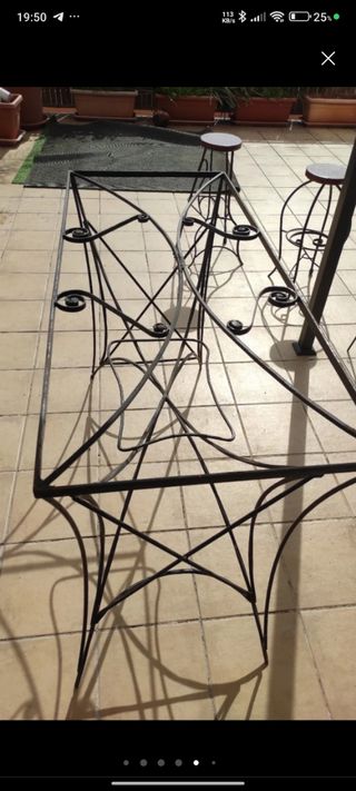 Mesa y taburetes forjados a mano