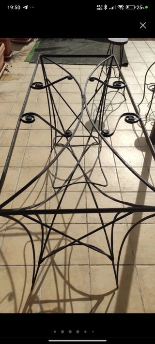 Mesa y taburetes forjados a mano