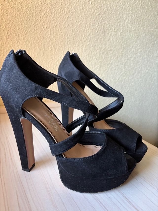 Tacones negros