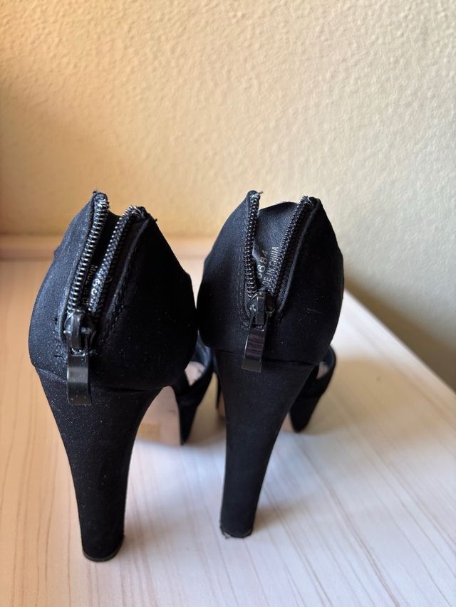 Tacones negros