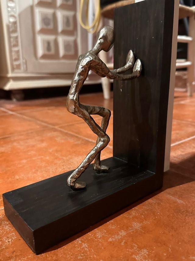 Suporte de livros com base em madeira