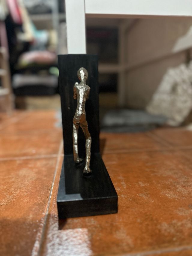 Suporte de livros com base em madeira