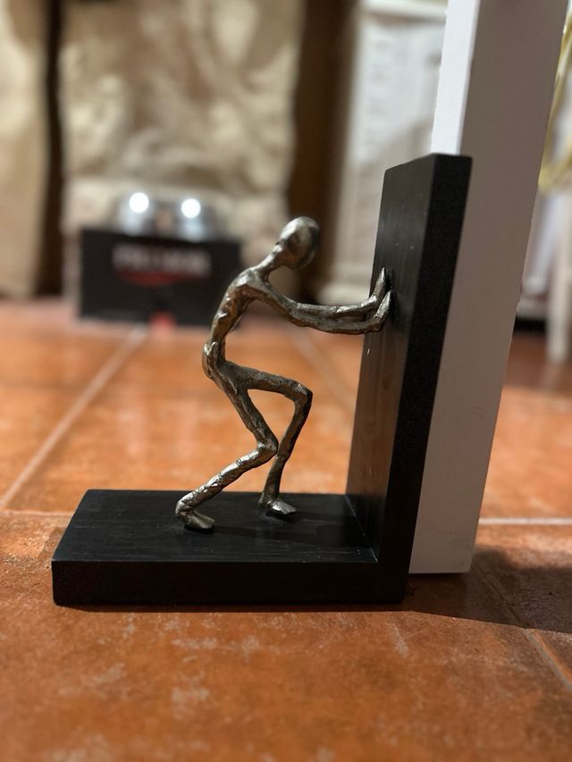 Suporte de livros com base em madeira