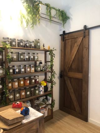 Estanteria mostrador puerta granero  madera pino