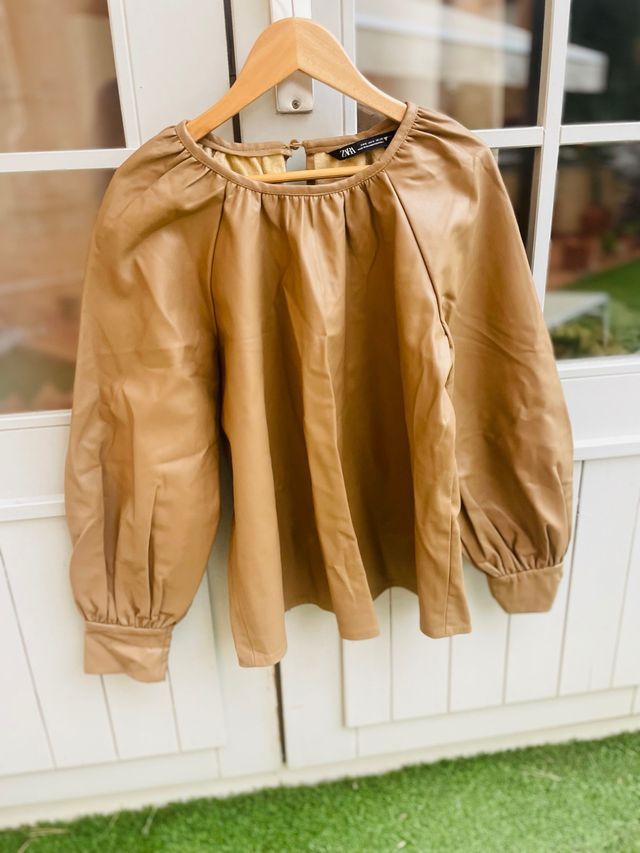Blusa efecto piel Zara