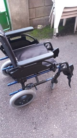Vendo silla de ruedas seminueva...
