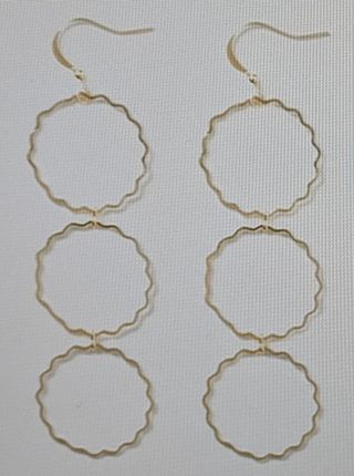 Pendientes dorados en forma de flor.