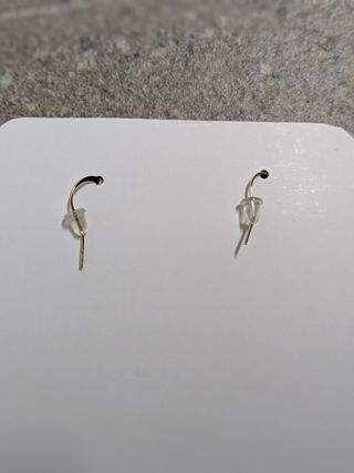 Pendientes dorados en forma de flor.