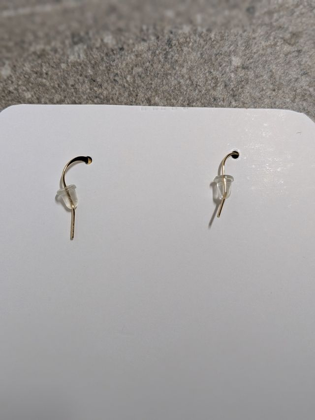 Pendientes dorados en forma de flor.