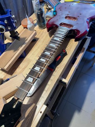 Cambio de trastes guitarra. Luthier