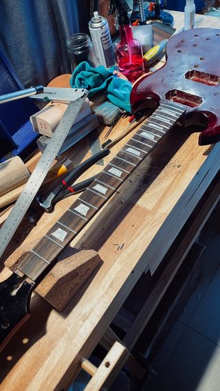 Cambio de trastes guitarra. Luthier