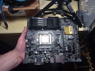 Placa base con procesador y memorias