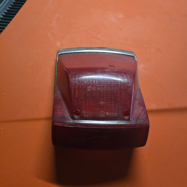 Faro posteriore e freccia Vespa