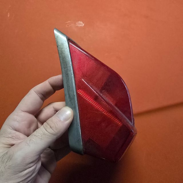 Faro posteriore e freccia Vespa