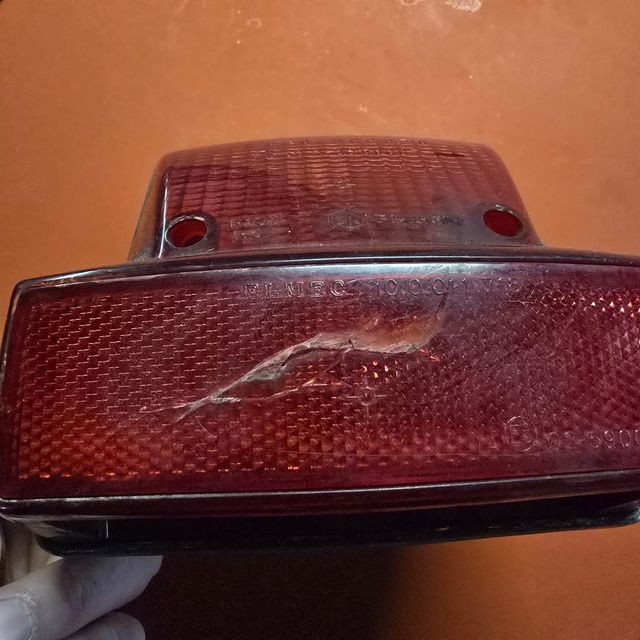 Faro posteriore e freccia Vespa