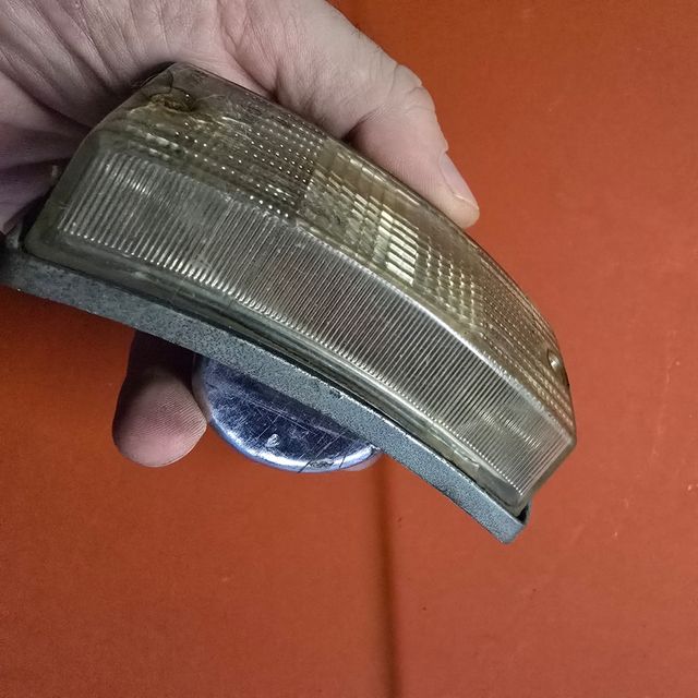 Faro posteriore e freccia Vespa