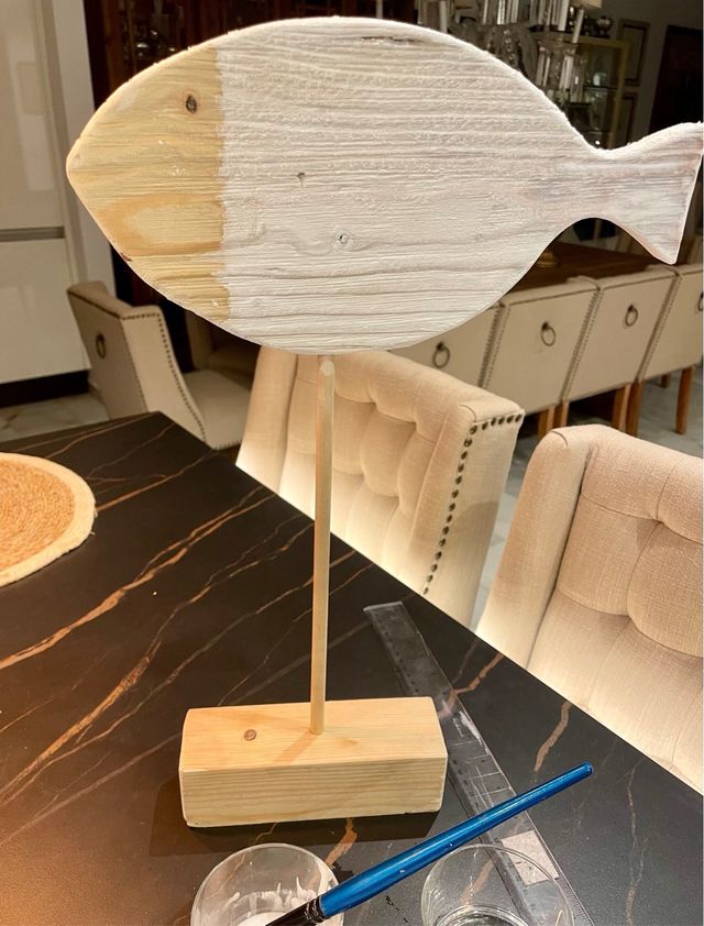 Pez verde y blanco hecho de madera.