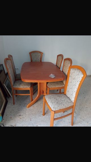 Conjunto de sillas y una mesa