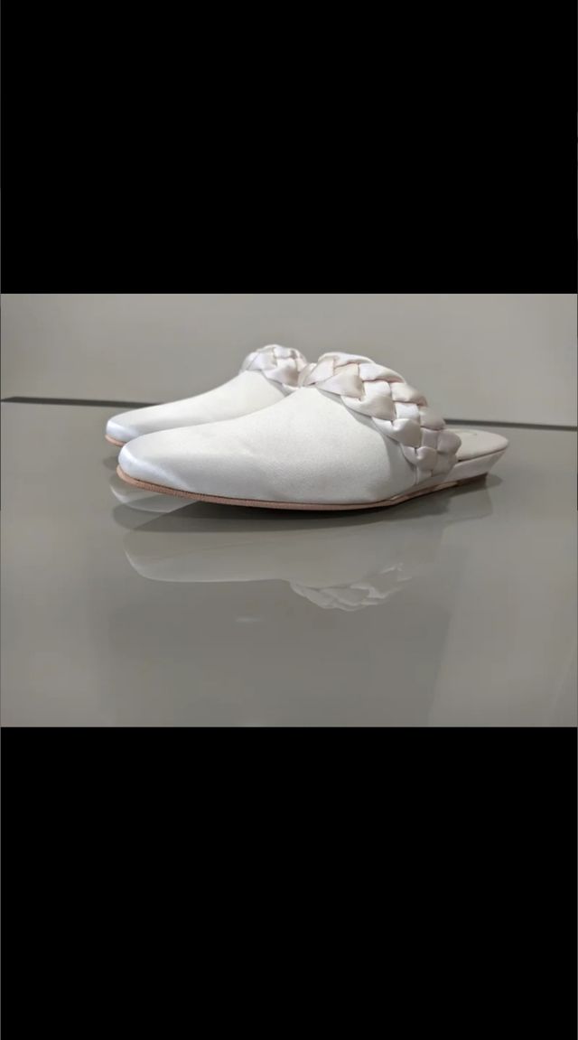 Zapatillas para novia de Sáten Bell destalonadas