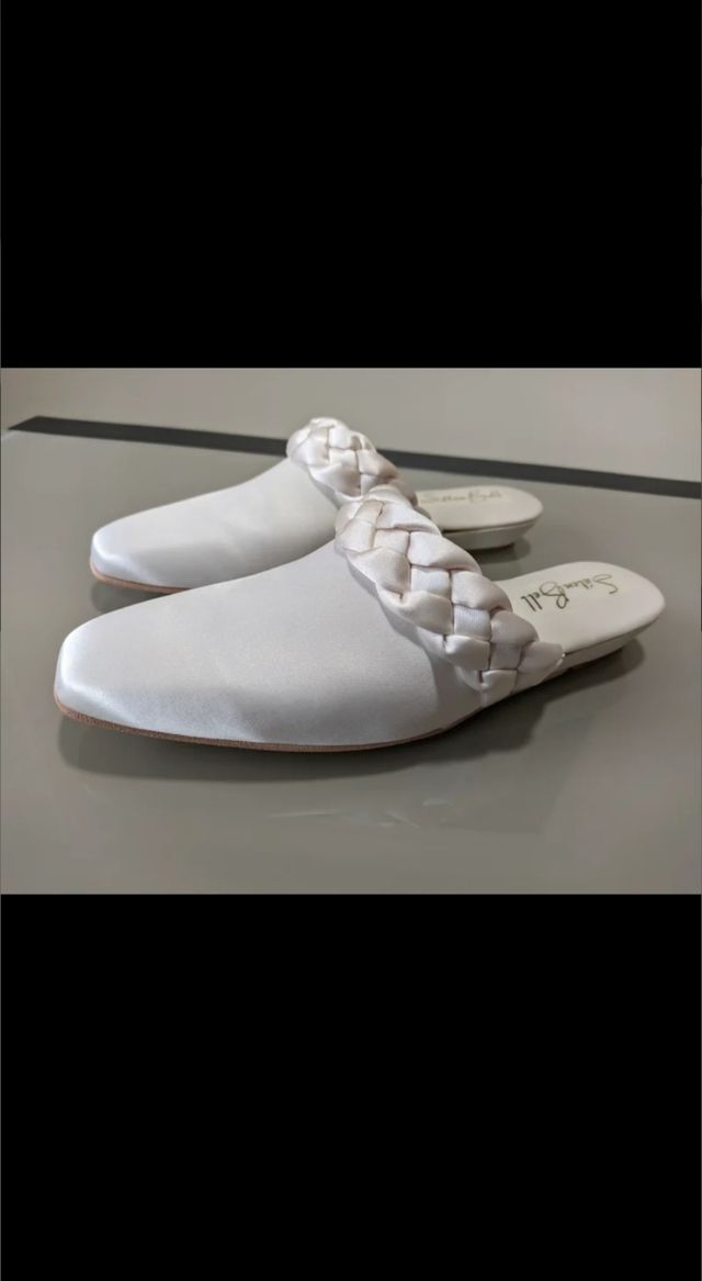 Zapatillas para novia de Sáten Bell destalonadas