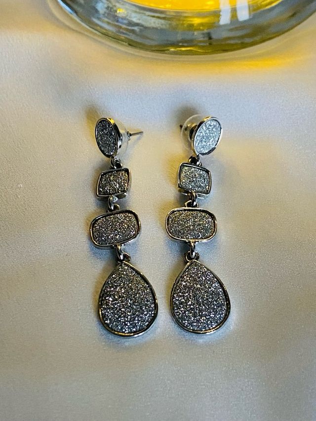 PRECIOSOS PENDIENTES ALARGADOS PLATEADOS DE FIESTA