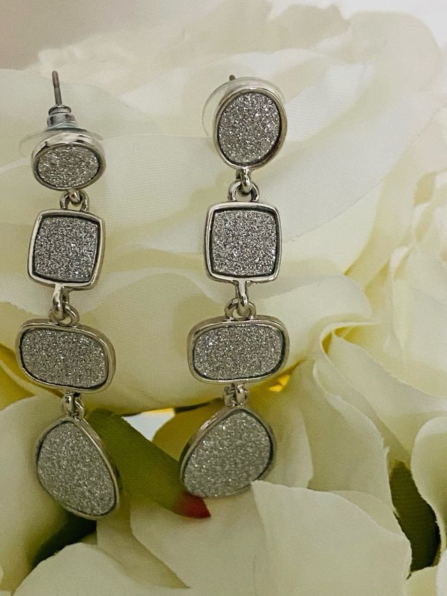 PRECIOSOS PENDIENTES ALARGADOS PLATEADOS DE FIESTA