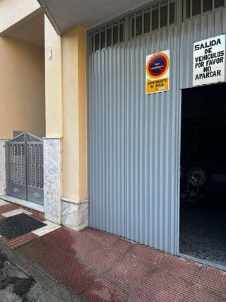 Puerta de garaje sin marco en Berja (Almería).