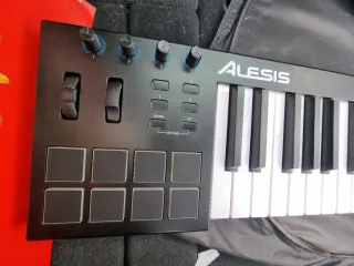 Teclado Alesis V49